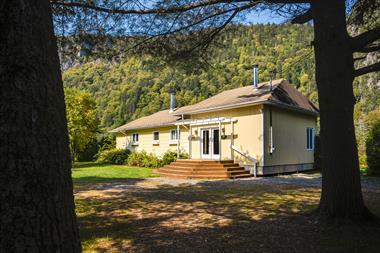 waterfront cottage rentals Saint-Raymond, Québec